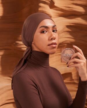 HUDA BEAUTYGloWish Soft Radiance Vegan Bronzing PowderColor: 02 Medium – golden toned bronze suitable for light medium to medium skin tones